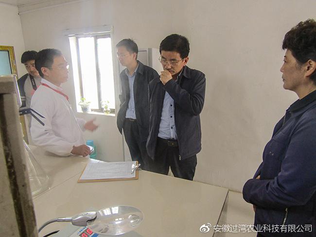 调研工厂品控中心及检测分析数据记录情况​​调研组一行参观产品